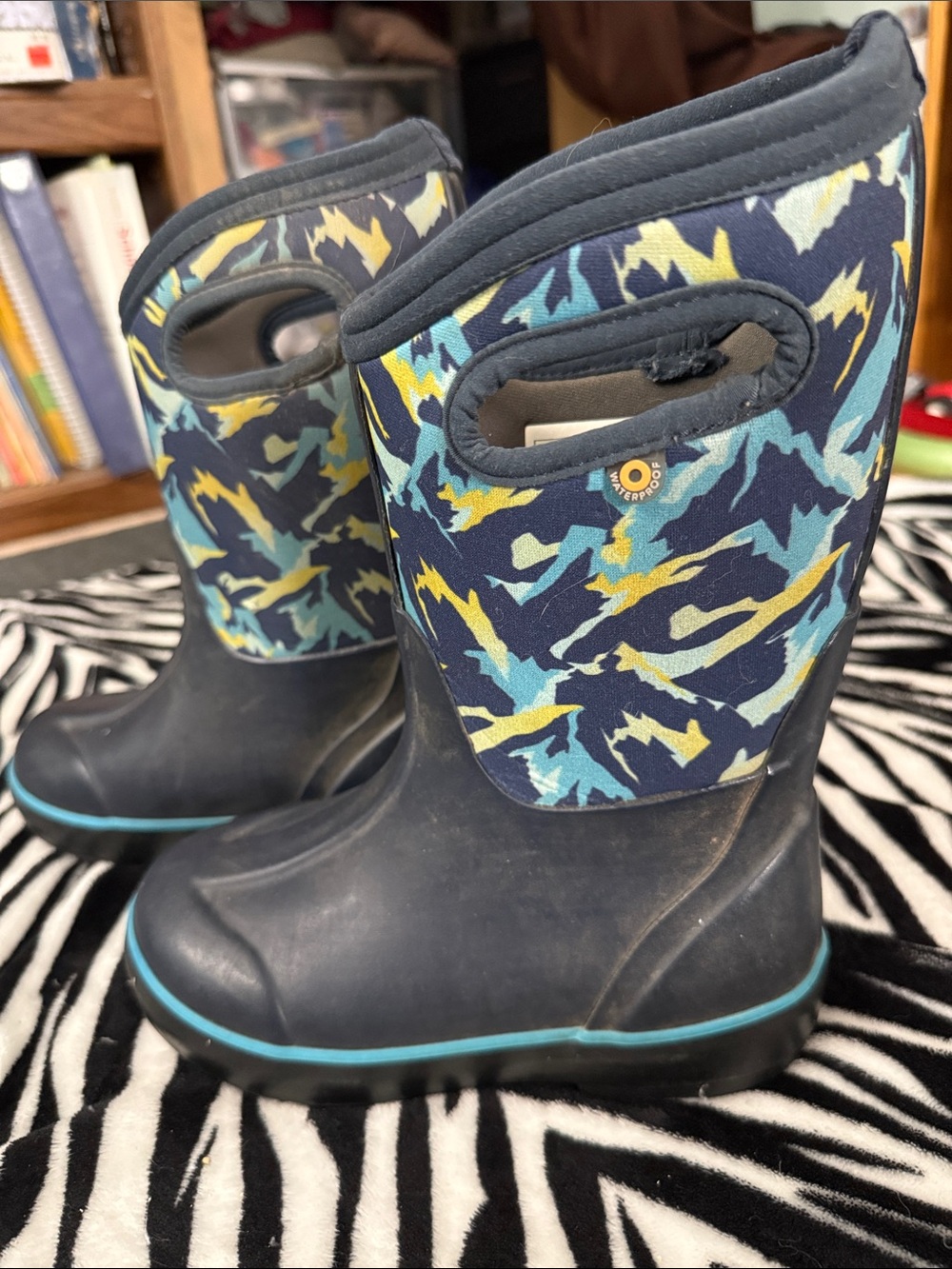 Kids Bogs camo waterproof insulated boots.